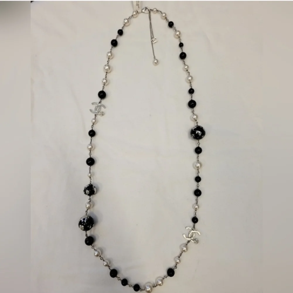CHANEL Black‎ and Cream Pearl Necklace